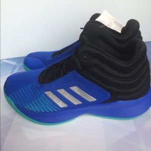 Boys size 7 Adidas Pro Spark 2018 Basketball shoes